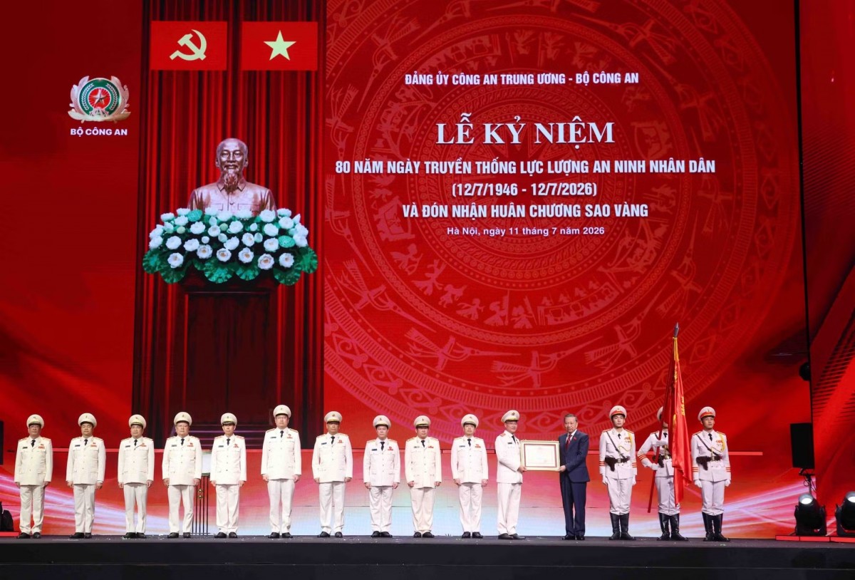 Tổng Bí thư, Chủ tịch nước Tô Lâm trao tặng Huân chương Sao Vàng cho lực lượng An ninh nhân dân.