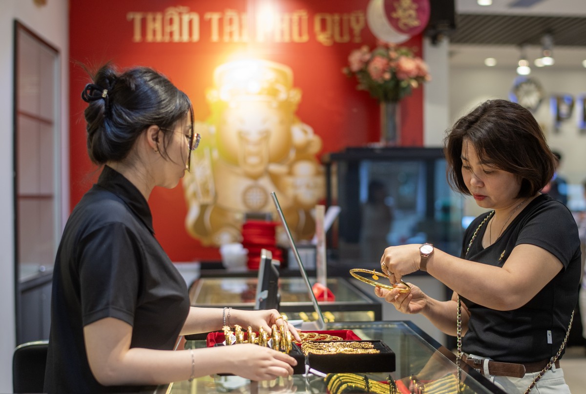 Khoảng cách giá vàng trong nước và thế giới thu hẹp