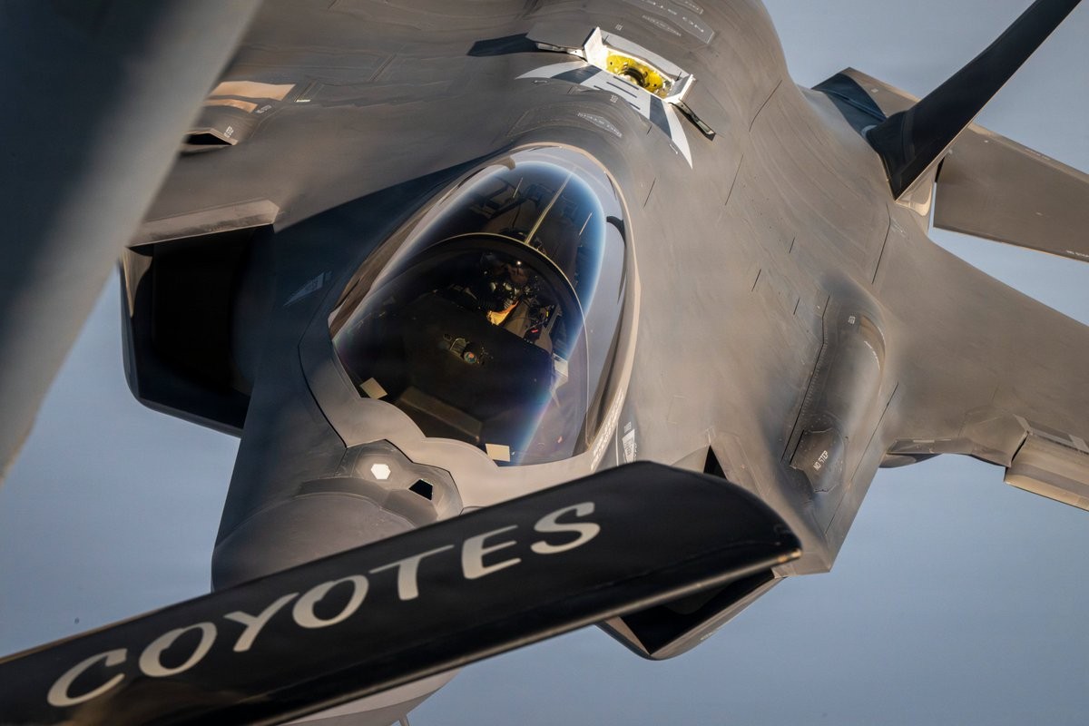 Một tiêm kích F-35A của Không quân Mỹ được tiếp nhiên liệu trên không khi làm nhiệm vụ tại Trung Đông. Ảnh: X/@CENTCOM (tài khoản X của Bộ Tư lệnh Trung tâm Mỹ)