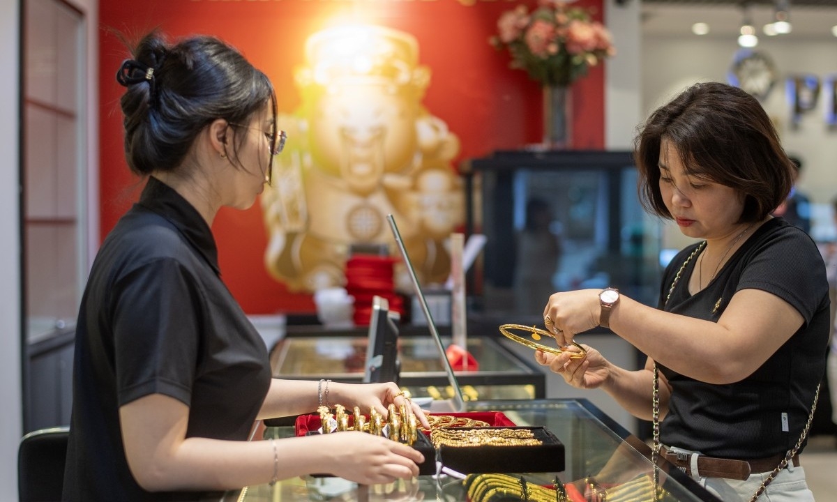 Khoảng cách giá vàng trong nước và thế giới thu hẹp
