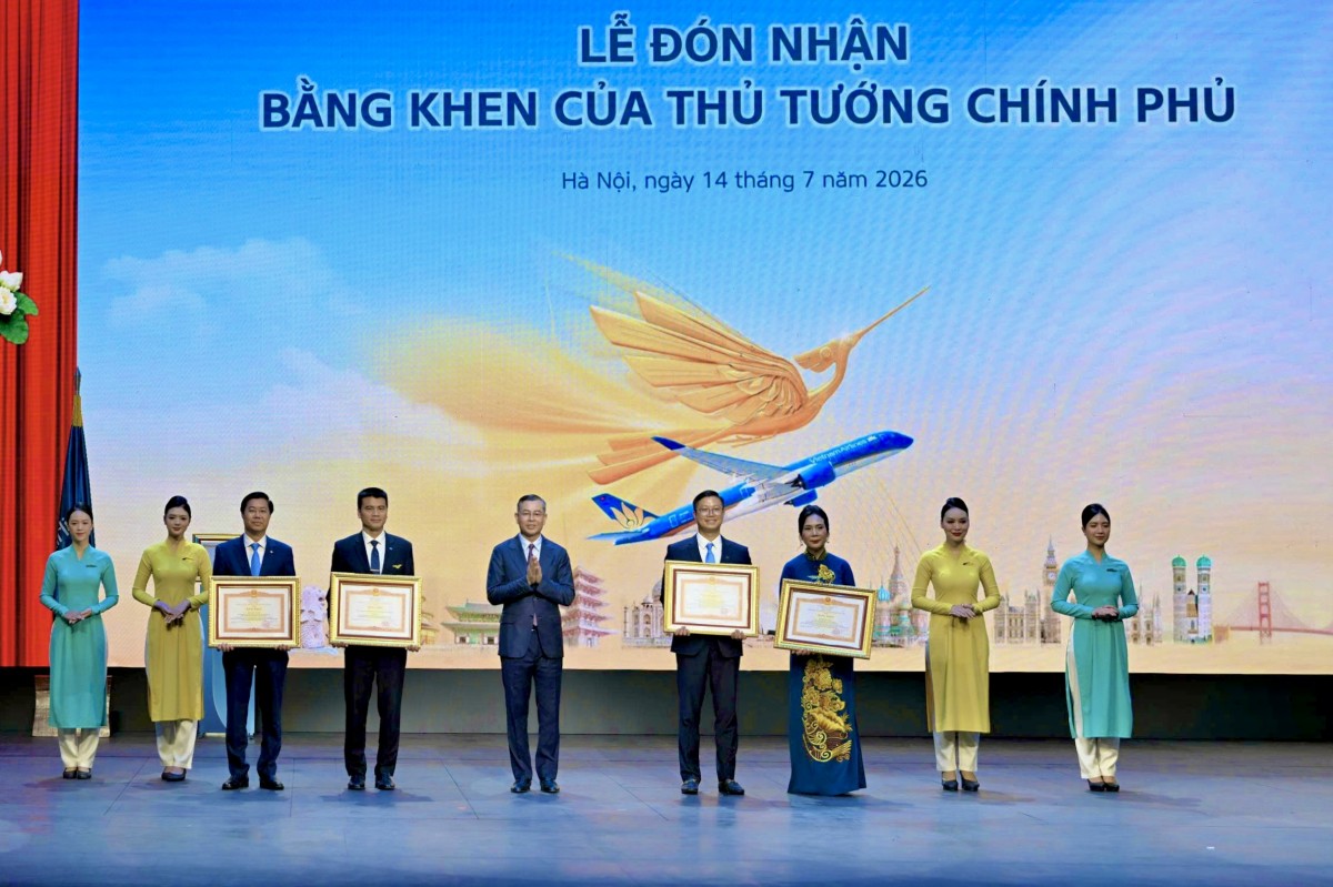 Ông Ngô Văn Tuấn, Ủy viên Ban Chấp hành Trung ương Đảng, Bộ trưởng Bộ Tài chính trao tặng Bằng khen của Thủ tướng Chính phủ cho Tổng công ty Hàng không Việt Nam và các cá nhân có thành tích xuất sắc. Ảnh: VNA