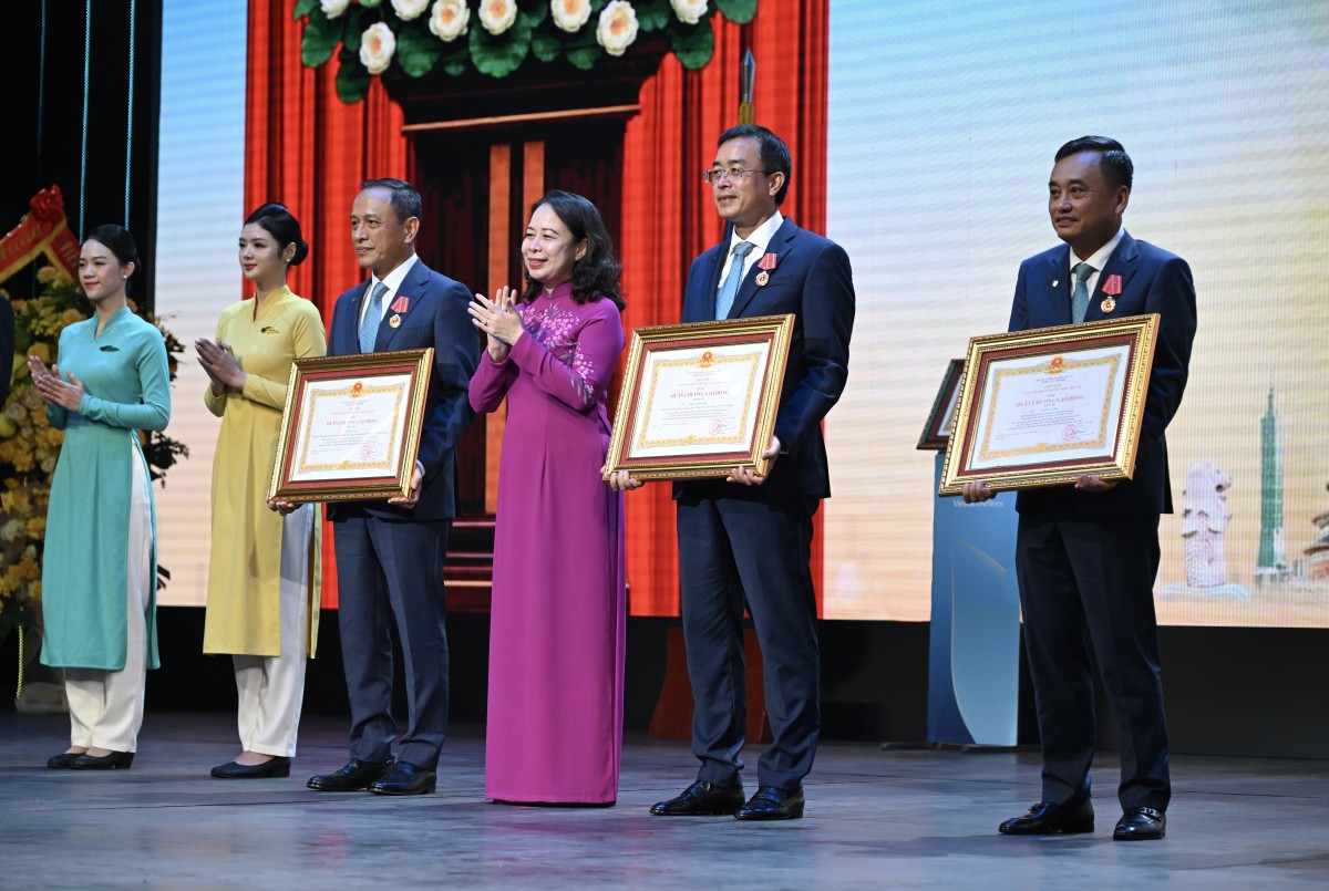Phó Chủ tịch nước Võ Thị Ánh Xuân trao Huân chương Lao động hạng Ba cho lãnh đạo Vietnam Airlines. Ảnh: VNA