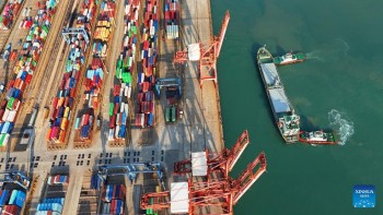 Xuất nhập khẩu của Trung Quốc tăng gần 17% trong 6 tháng 2026