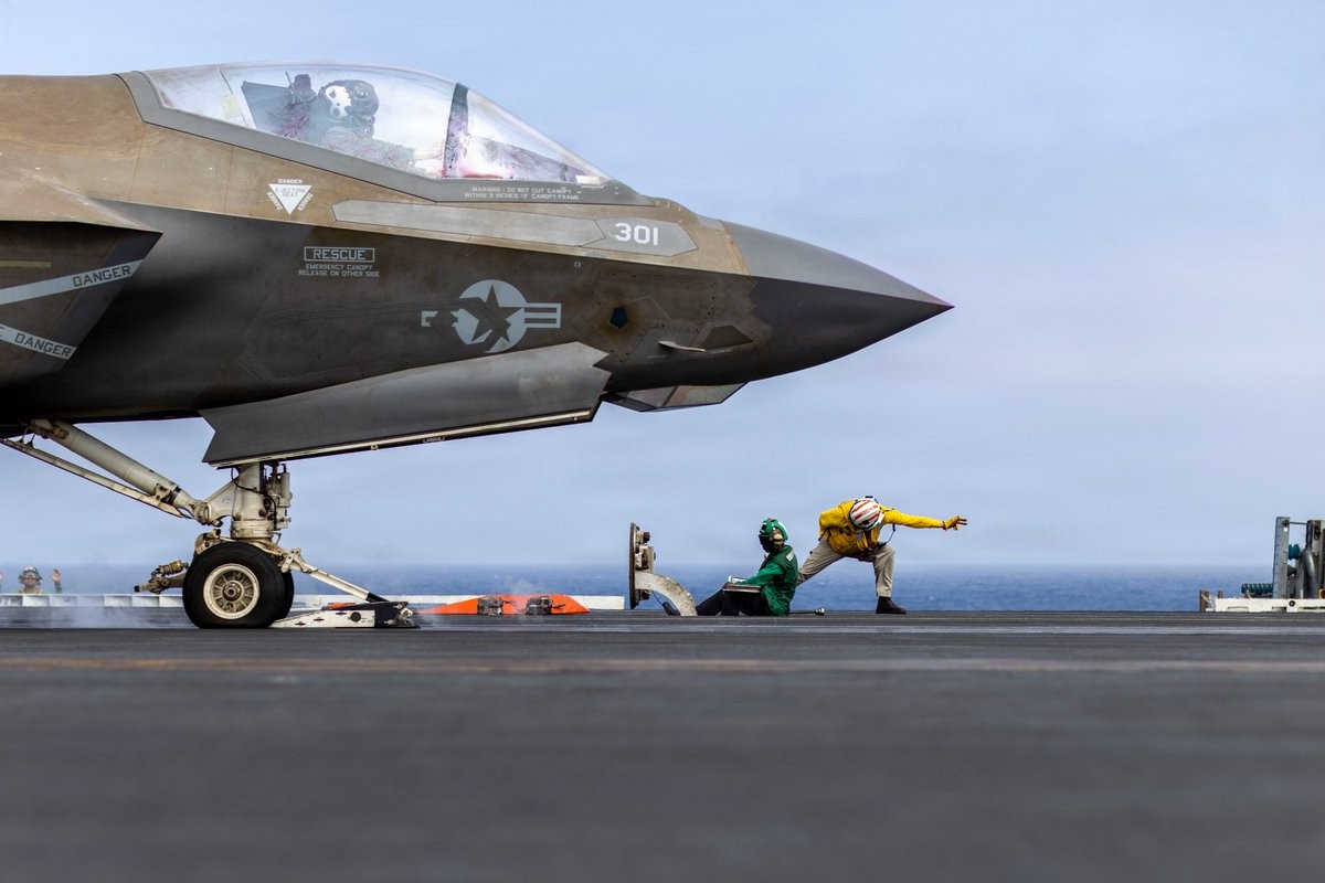 Tiêm kích F-35C của Thủy quân Lục chiến Mỹ chuẩn bị cất cánh từ tàu sân bay Abraham Lincoln tại Trung Đông. Ảnh: X/@CENTCOM (tài khoản X của Bộ Tư lệnh Trung tâm Mỹ)