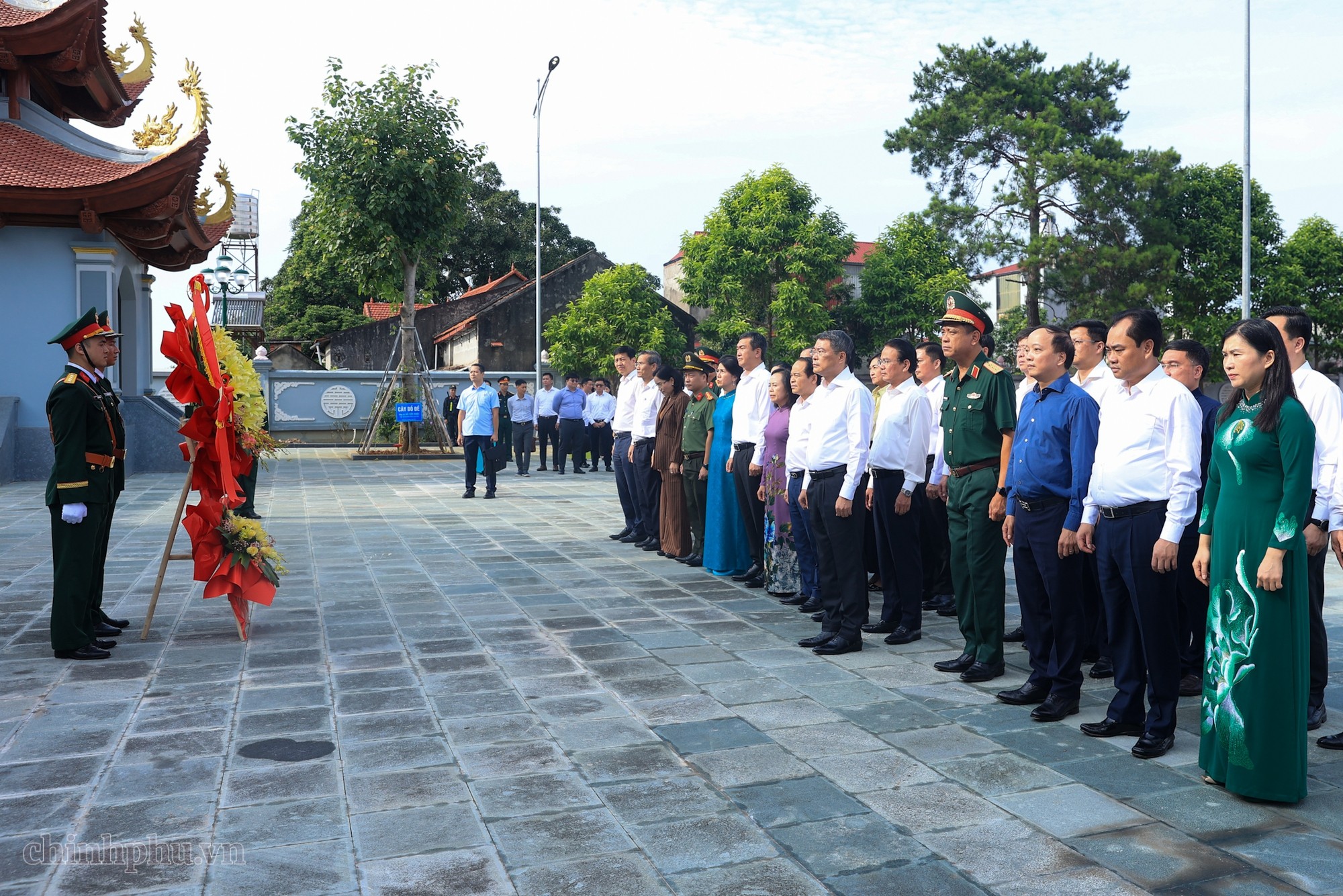 Thủ tướng Chính phủ và đoàn công tác dâng hoa tại Nghĩa trang Liệt sĩ Lạng Sơn. Ảnh: VGP.