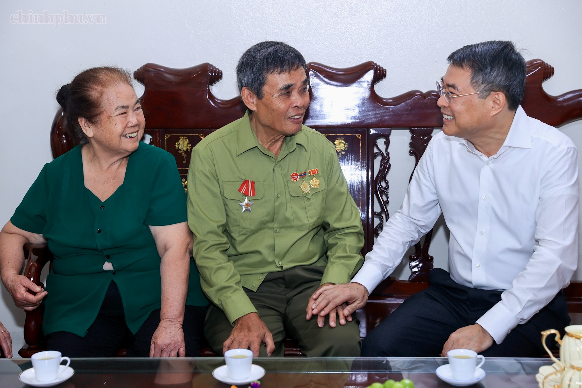 Thủ tướng Lê Minh Hưng thăm hỏi, tặng quà thương binh Vy Văn Nước. Ảnh: VGP.