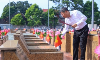 Thủ tướng dâng hương tưởng niệm các Anh hùng liệt sĩ tại Lạng Sơn