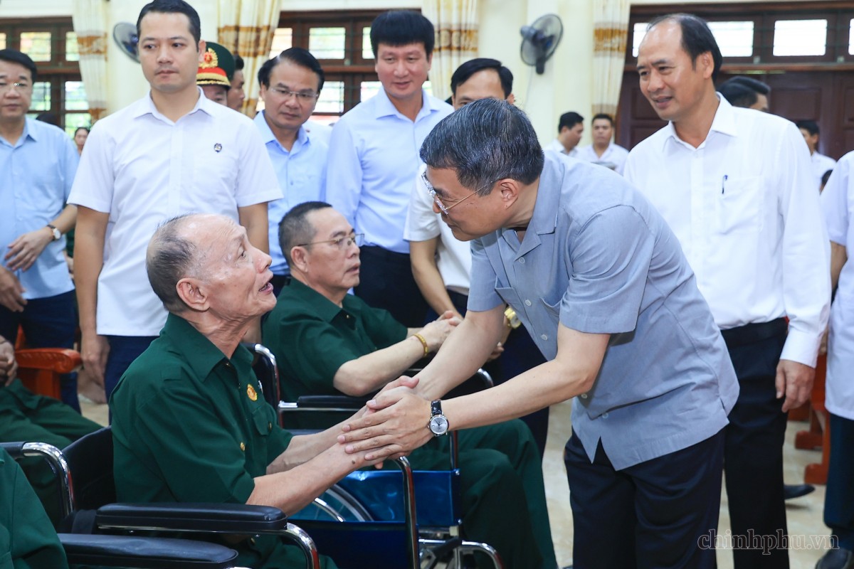 Thủ tướng Lê Minh Hưng thăm hỏi, động viên các thương binh, bệnh binh tại Trung tâm Điều dưỡng Thương binh Kim Bảng, tỉnh Ninh Bình - Ảnh: VGP/