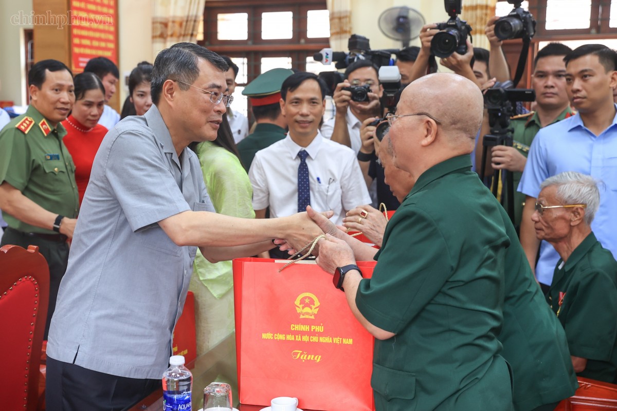 Thủ tướng Lê Minh Hưng tặng quà các thương binh, bệnh binh tại Trung tâm Điều dưỡng Thương binh Kim Bảng, tỉnh Ninh Bình - Ảnh: VGP