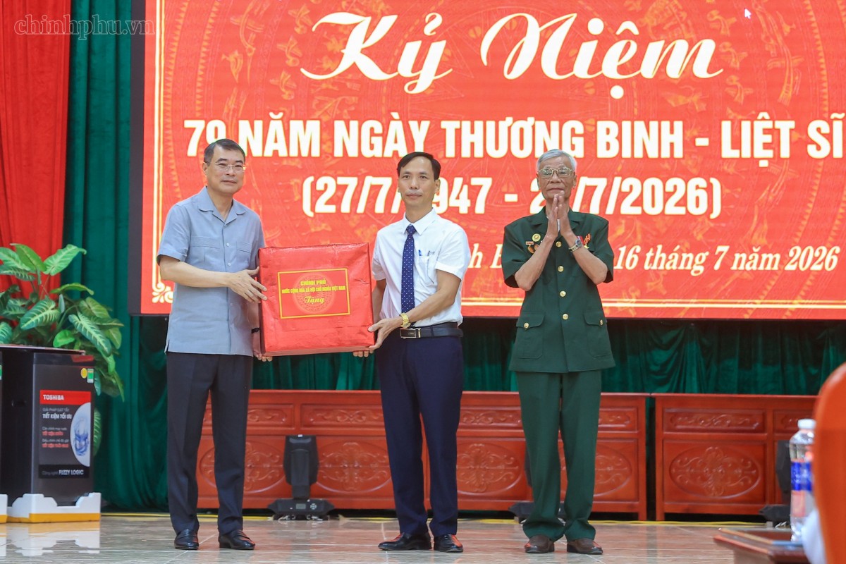 Thủ tướng Lê Minh Hưng tặng quà Trung tâm Điều dưỡng Thương binh Kim Bảng, tỉnh Ninh Bình. Ảnh: VGP.