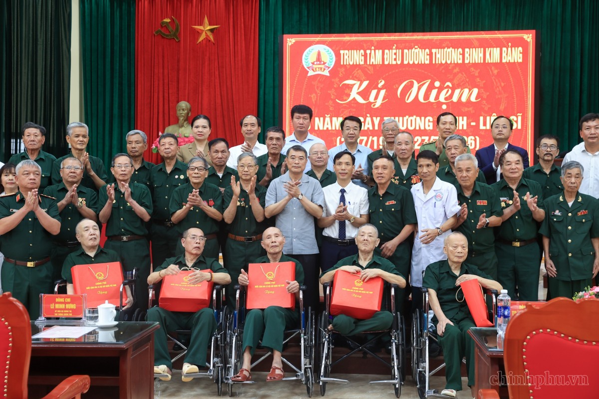 Thủ tướng Lê Minh Hưng và đoàn công tác chụp ảnh cùng các thương binh, bệnh binh tại Trung tâm Điều dưỡng Thương binh Kim Bảng, tỉnh Ninh Bình. Ảnh: VGP.