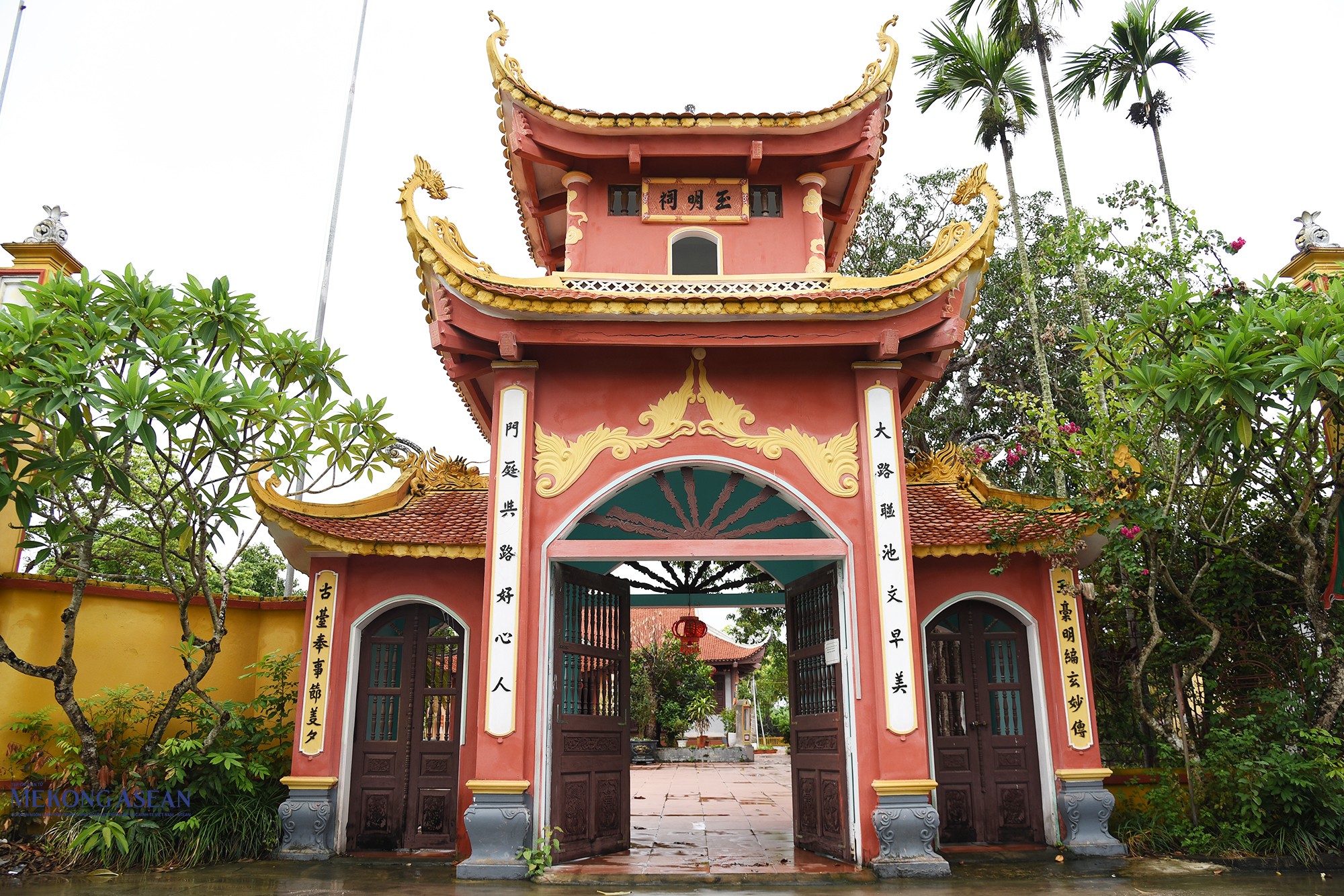 Cổng tam quan phía trước đình thôn Văn Tảo. Ảnh: Lâm Hòa/Mekong ASEAN.