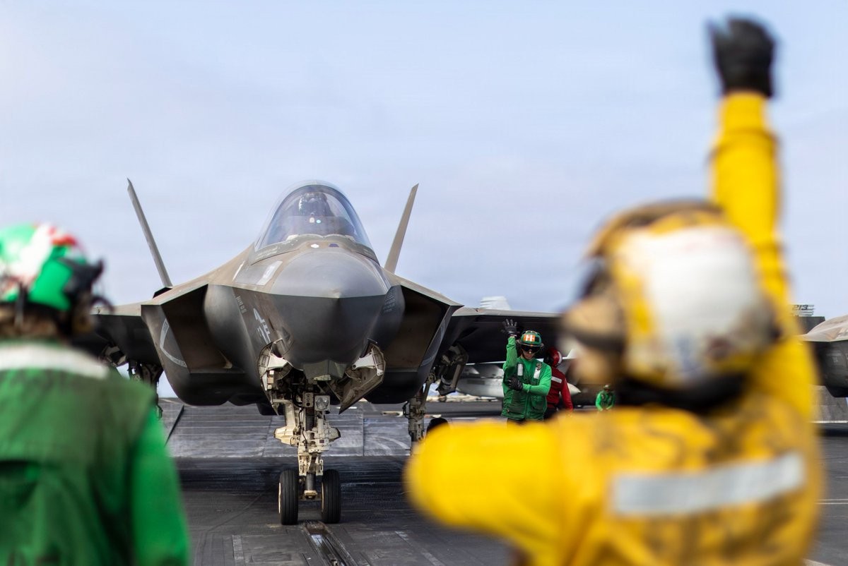 Tiêm kích F-35C của Thủy quân Lục chiến Mỹ chuẩn bị cất cánh từ tàu sân bay USS Abraham Lincoln đang hoạt động quanh Eo biển Hormuz. Ảnh: X/@CENTCOM (tài khoản X của Bộ Tư lệnh Trung tâm Mỹ)