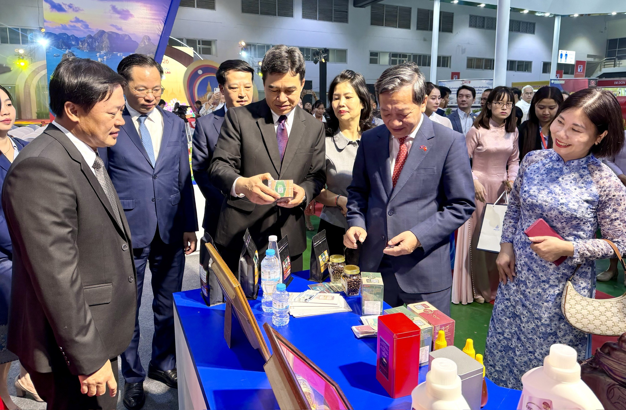Vinamilk, VinFast và hàng trăm doanh nghiệp tham dự Hội chợ Việt - Lào 2026