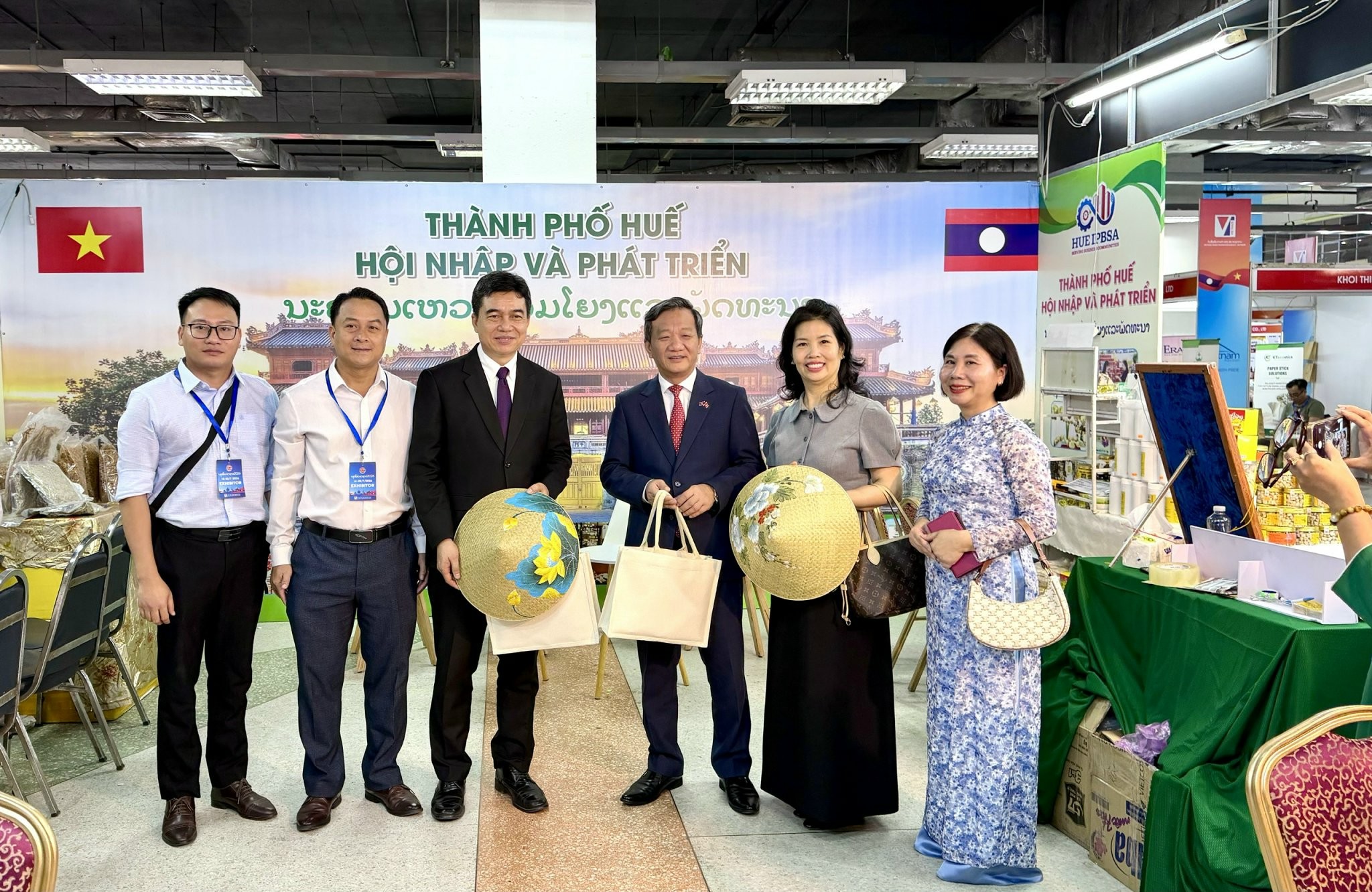 Vinamilk, Vinachem và hàng trăm doanh nghiệp tham dự Hội chợ Việt - Lào 2026
