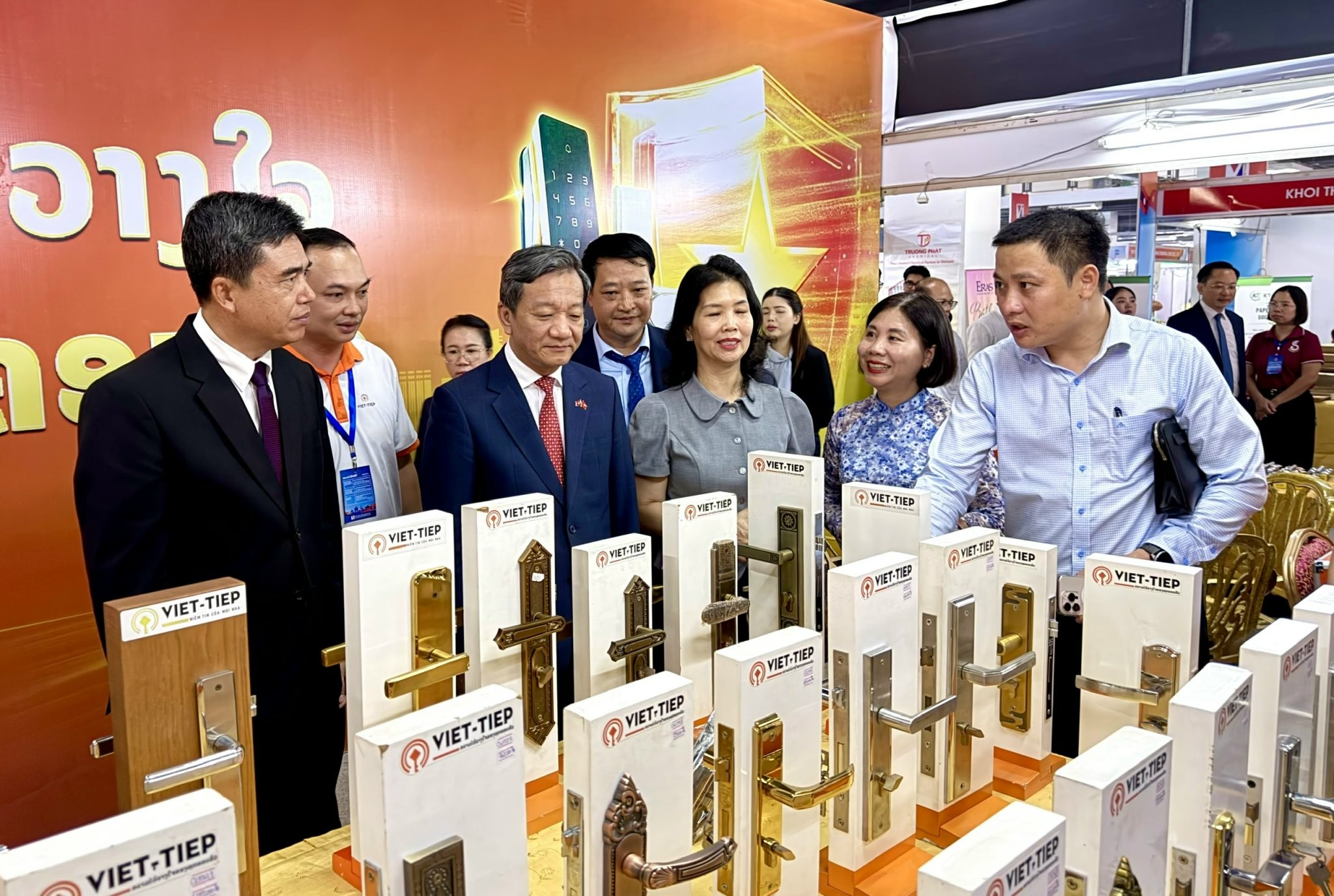 Vinamilk, Vinachem và hàng trăm doanh nghiệp tham dự Hội chợ Việt - Lào 2026