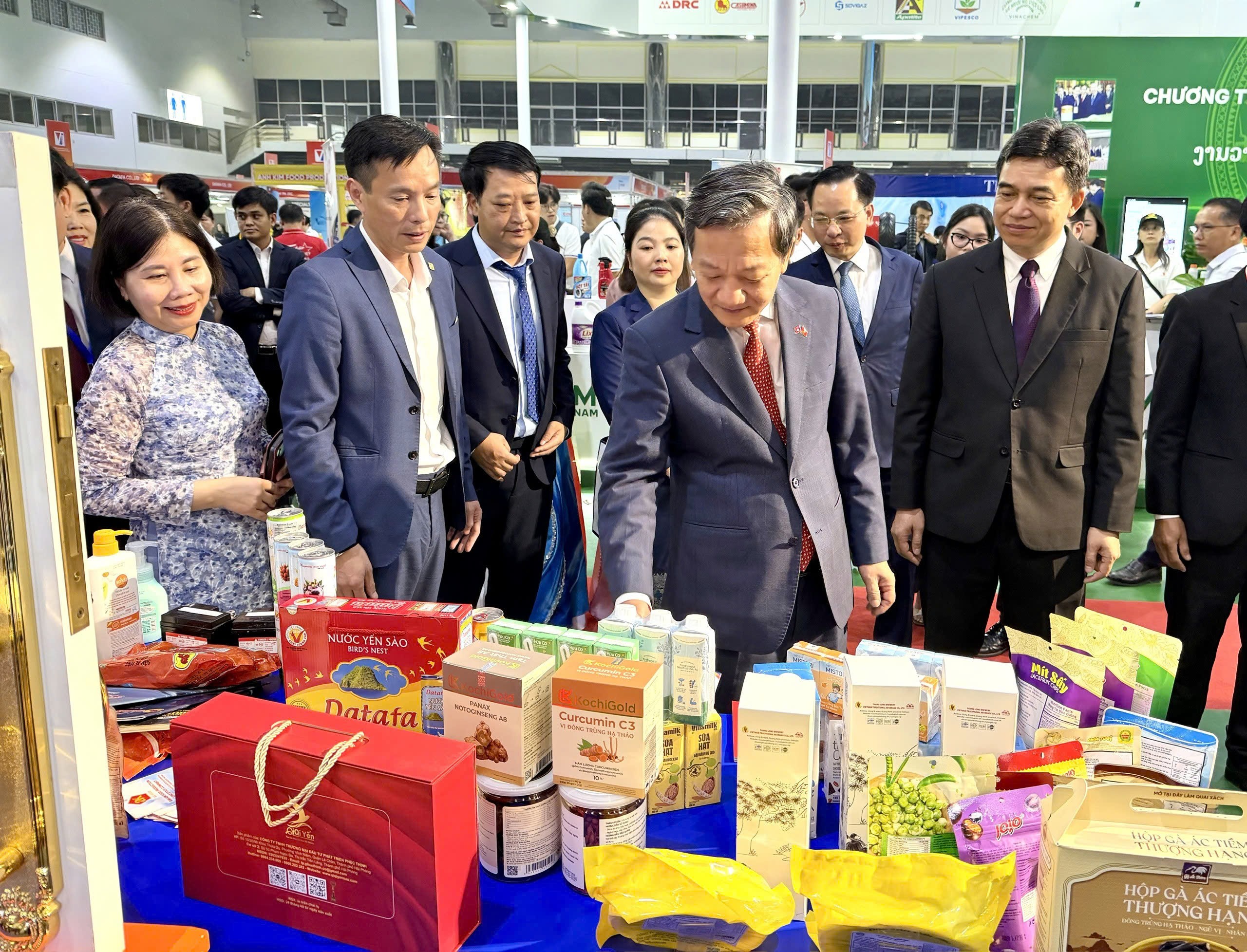 Vinamilk, Vinachem và hàng trăm doanh nghiệp tham dự Hội chợ Việt - Lào 2026