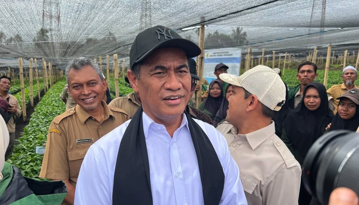 Bộ trưởng Nông nghiệp Andi Amran Sulaiman thăm vườn ươm cà phê ở Aceh hôm 14/7. Nguồn: ANTAE+