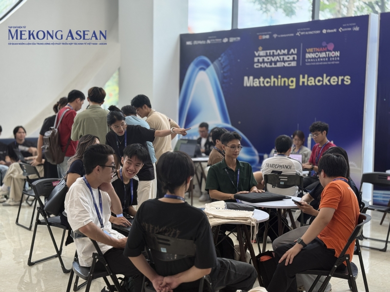 Các đội thi giao lưu và xây dựng ý tưởng. Ảnh: Hà Anh/Mekong ASEAN. Các đội thi giao lưu và xây dựng ý tưởng. Ảnh: Hà Anh/Mekong ASEAN.