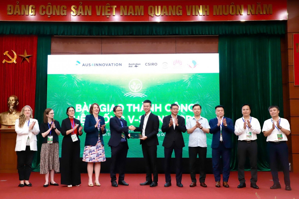 Lễ chuyển giao nền tảng V-Standard cho Trung tâm Mã số Mã vạch Quốc gia thuộc Ủy ban Tiêu chuẩn Đo lường Chất lượng Quốc gia để quản lý, vận hành và tiếp tục phát triển sau khi kết thúc hỗ trợ từ chương trình Aus4Innovation. Ảnh: ĐSQ Austrlia tại Việt Nam