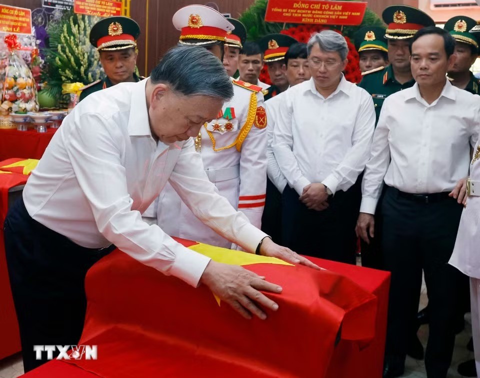 Tổng Bí thư, Chủ tịch nước Tô Lâm thực hiện nghi thức tại Nhà quàn hài cốt các liệt sỹ.