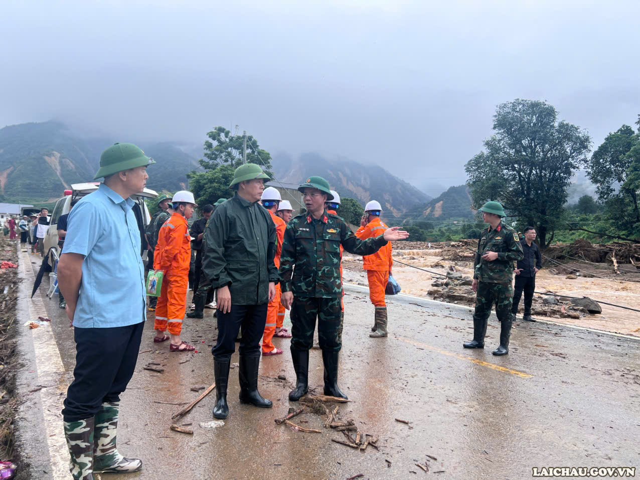 Chủ tịch UBND tỉnh Lai Châu Hà Quang Trung nghe lãnh đạo Bộ Chỉ huy Quân sự tỉnh báo cáo công tác khắc phục hậu quả do mưa lũ gây ra tại bản Đội 11, xã Mường Than. Nguồn: Cổng TTĐT tỉnh Lai Châu. Chủ tịch UBND tỉnh Lai Châu Hà Quang Trung nghe lãnh đạo Bộ Chỉ huy Quân sự tỉnh báo cáo công tác khắc phục hậu quả do mưa lũ gây ra tại bản Đội 11, xã Mường Than. Nguồn: Cổng TTĐT tỉnh Lai Châu.