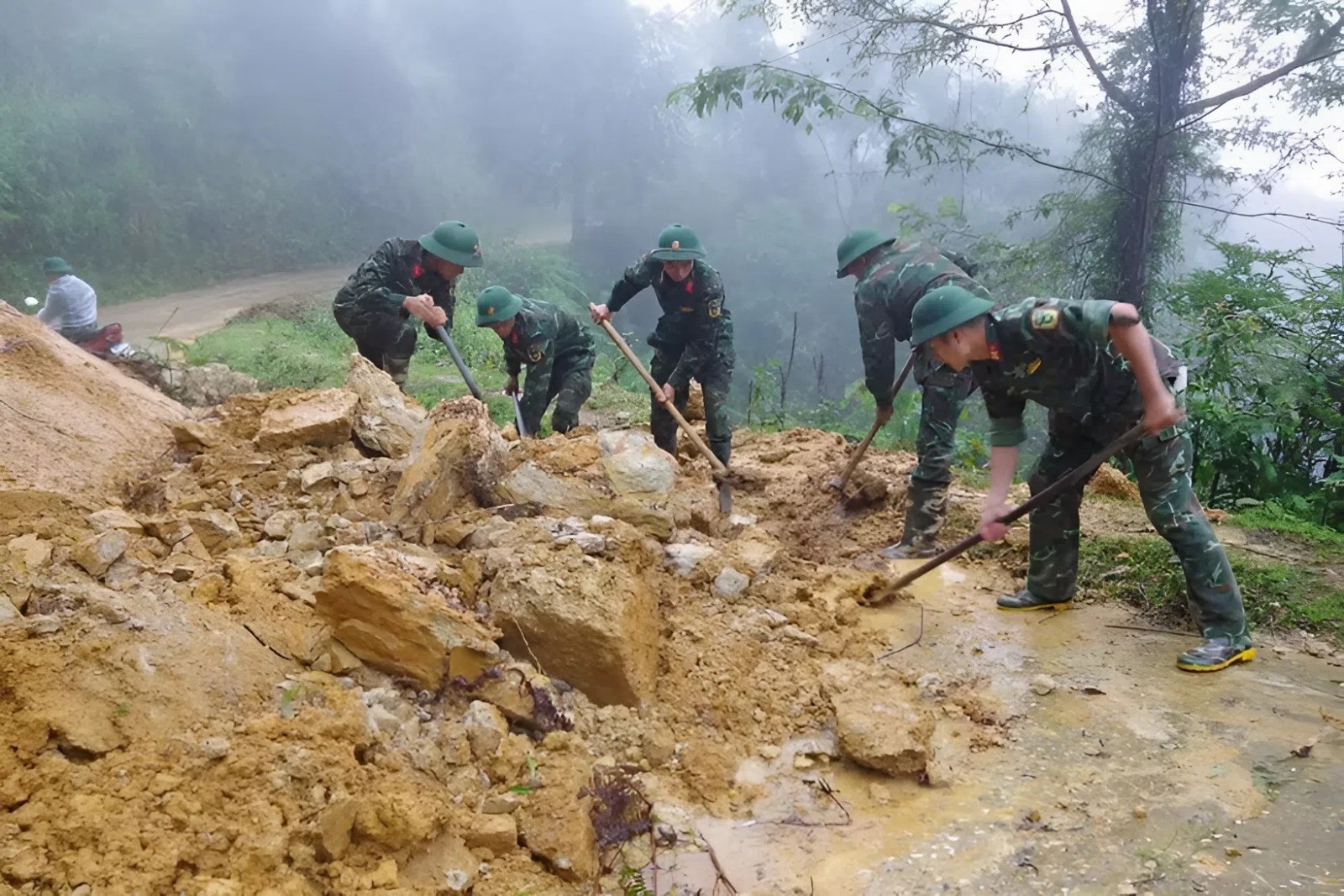 Cán bộ, chiến sỹ dọn dẹp đất đá, cây cối đổ gãy, khôi phục các tuyến giao thông tại xã Mù Cang Chải. (Ảnh: TTXVN phát) Cán bộ, chiến sỹ dọn dẹp đất đá, cây cối đổ gãy, khôi phục các tuyến giao thông tại xã Mù Cang Chải. (Ảnh: TTXVN phát)