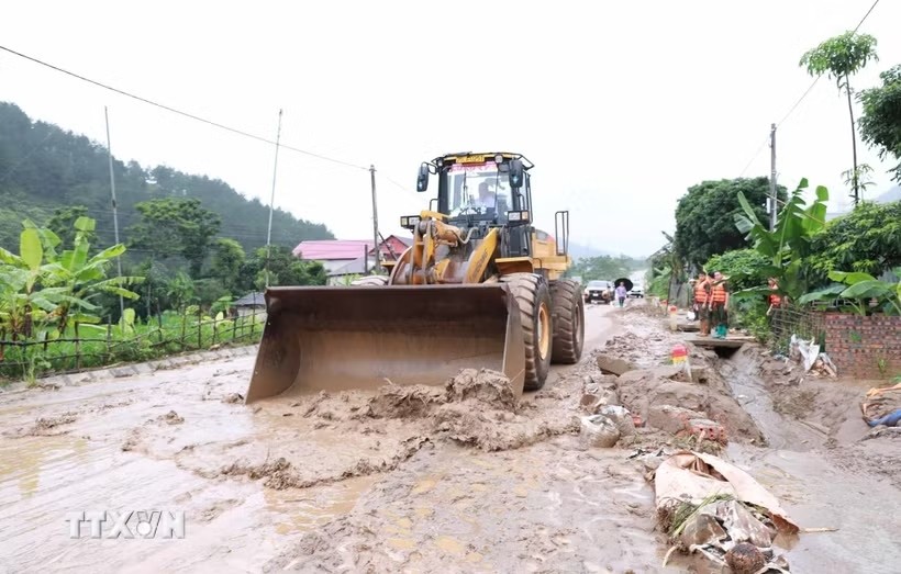 Các lực lượng nỗ lực khắc phục hậu quả mưa lũ tại xã Mường Than. (Ảnh: Quý Trung/TTXVN) Các lực lượng nỗ lực khắc phục hậu quả mưa lũ tại xã Mường Than. (Ảnh: Quý Trung/TTXVN)