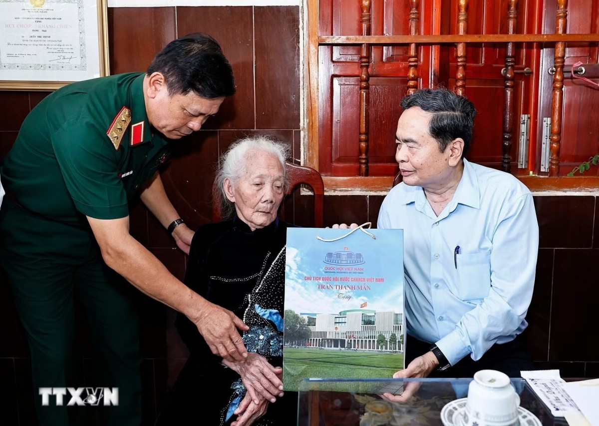 Chủ tịch Quốc hội Trần Thanh Mẫn thăm, tặng quà Mẹ Việt Nam Anh hùng Trần Thị Trinh. Chủ tịch Quốc hội Trần Thanh Mẫn thăm, tặng quà Mẹ Việt Nam Anh hùng Trần Thị Trinh.