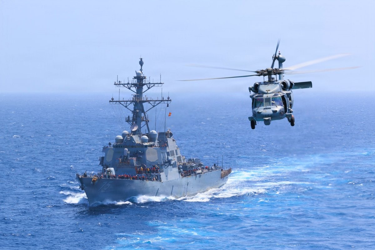 Tàu khu trục USS Donald Cook và trực thăng MH-60S Sea Hawk của Mỹ thực hiện nhiệm vụ phong tỏa hàng hải với Iran. Ảnh: X/@CENTCOM (tài khoản X của Bộ Tư lệnh Trung tâm Mỹ)