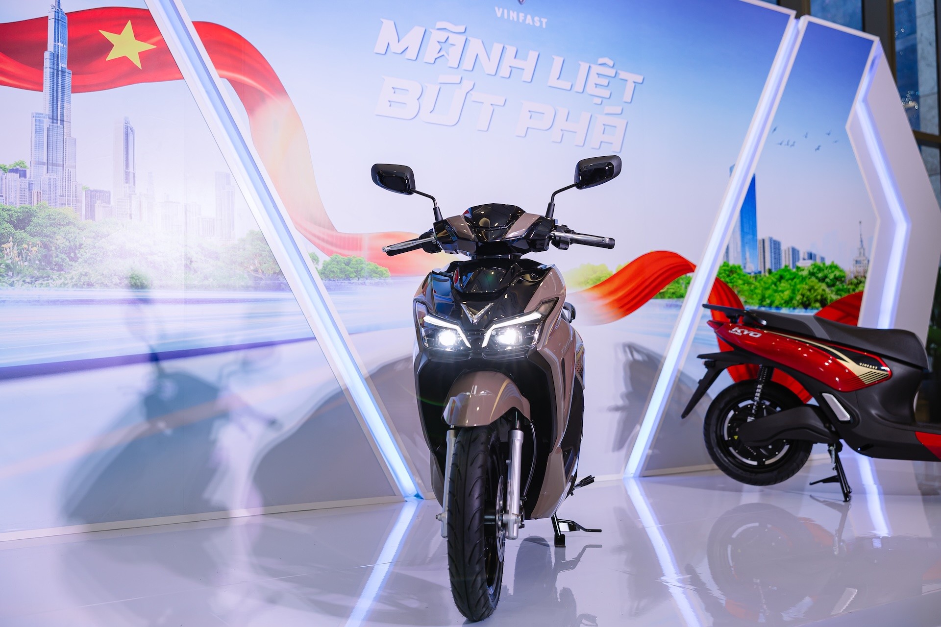 VinFast ra mắt bộ đôi xe máy điện thế hệ mới Kinet và Kyo