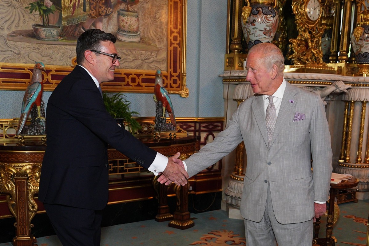Tân Thủ tướng Andy Burnham và Vua Charles III tại Cung điện Buckingham, London, ngày 20/7. Ảnh: X/@RoyalFamily (tài khoản X của Hoàng gia Anh) Tân Thủ tướng Andy Burnham và Vua Charles III tại Cung điện Buckingham, London, ngày 20/7. Ảnh: X/@RoyalFamily (tài khoản X của Hoàng gia Anh)