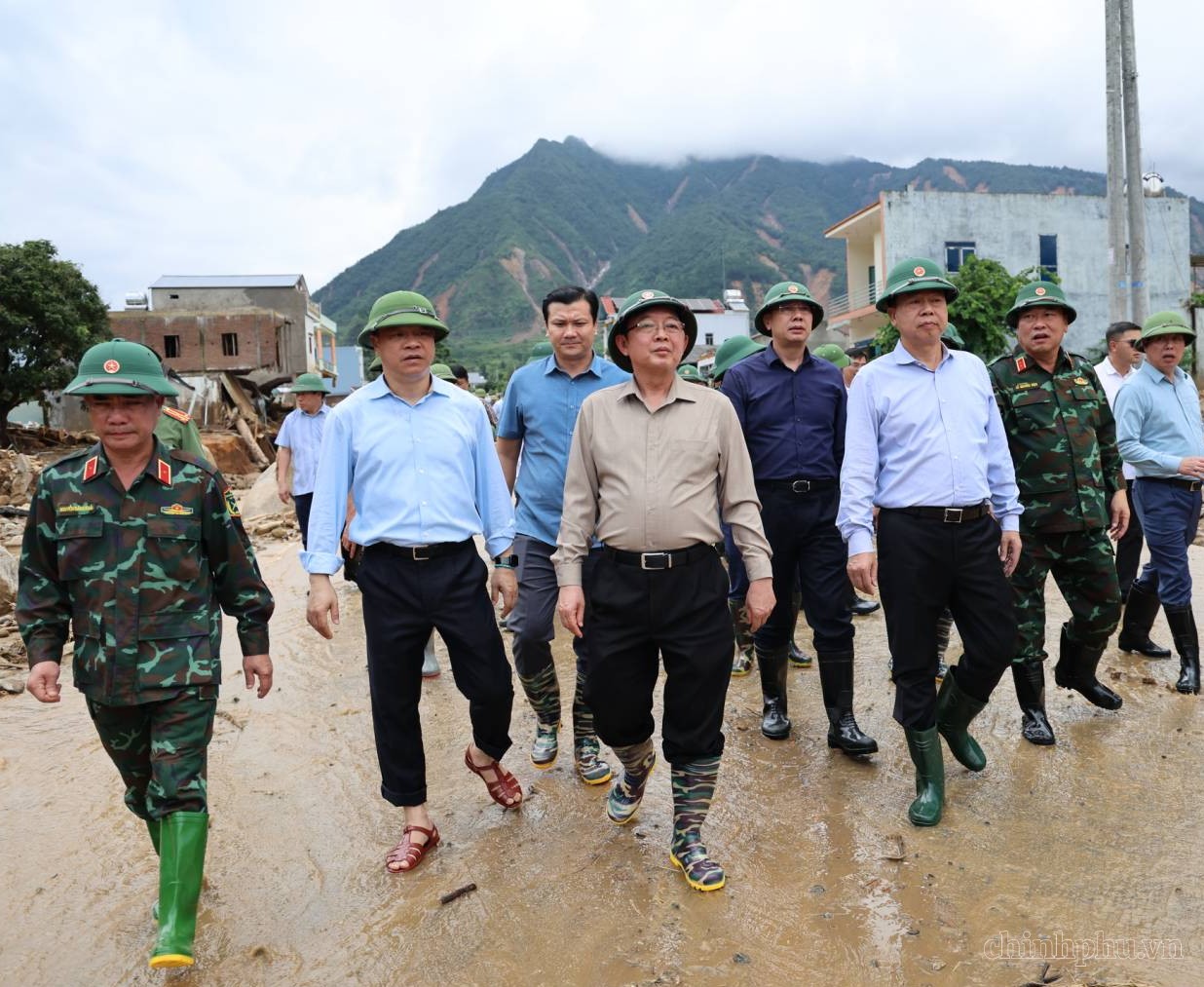 Phó Thủ tướng Hồ Quốc Dũng đến kiểm tra công tác khắc phục hậu quả lũ quét tại xã Mường Than, Lai Châu. Ảnh: VGP.