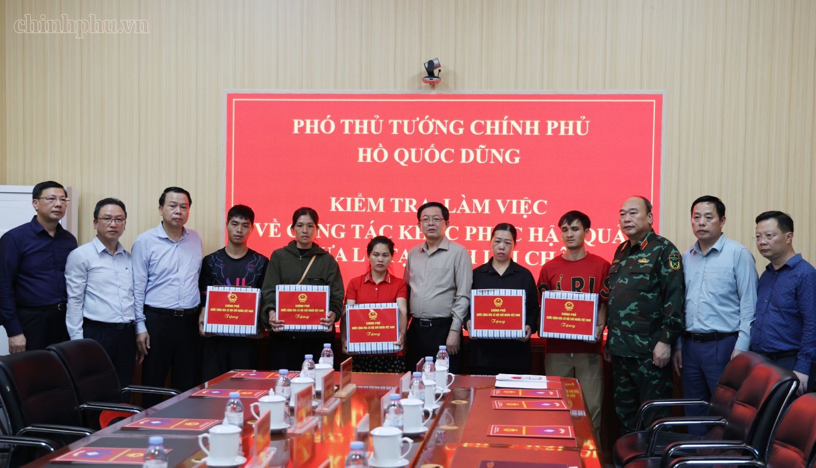 Phó Thủ tướng và đoàn công tác trao quà cho đại diện hộ gia đình bị ảnh hưởng bởi mưa lũ - Ảnh: VGP/Gia Huy