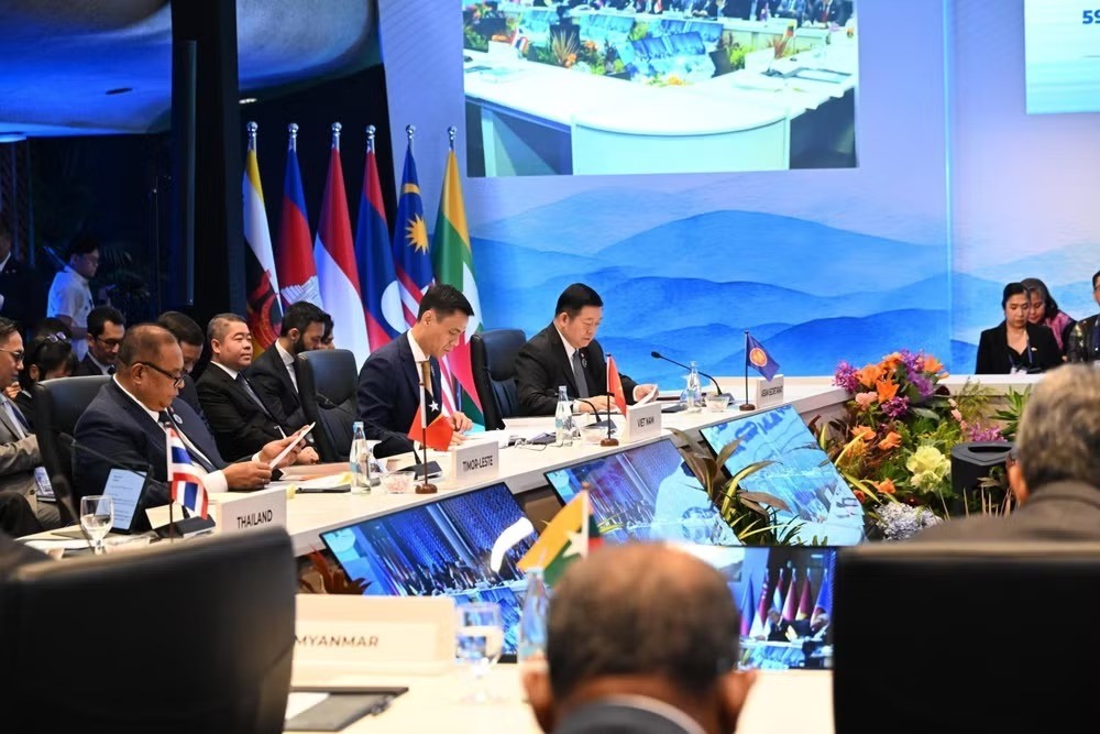 Thứ trưởng Ngoại giao Đặng Hoàng Giang (thứ ba, trái sang), Trưởng SOM ASEAN Việt Nam tham dự phiên họp toàn thể. 