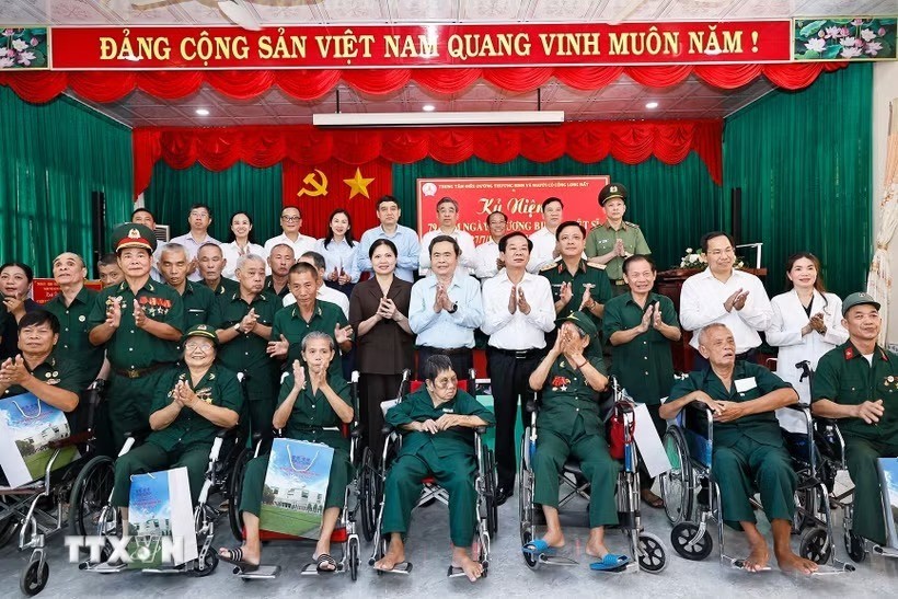 Chủ tịch Quốc hội Trần Thanh Mẫn với đại biểu và thương binh tại Trung tâm điều dưỡng Thương binh và Người có công Long Đất ở ấp Hải Sơn, xã Long Hải, TP HCM. Ảnh: TTXVN.