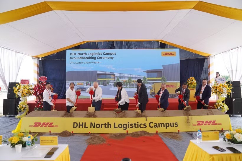 Các đại biểu thực hiện nghi thức động thổ Dự án khu phức hợp DHL North Logistics Campus. 