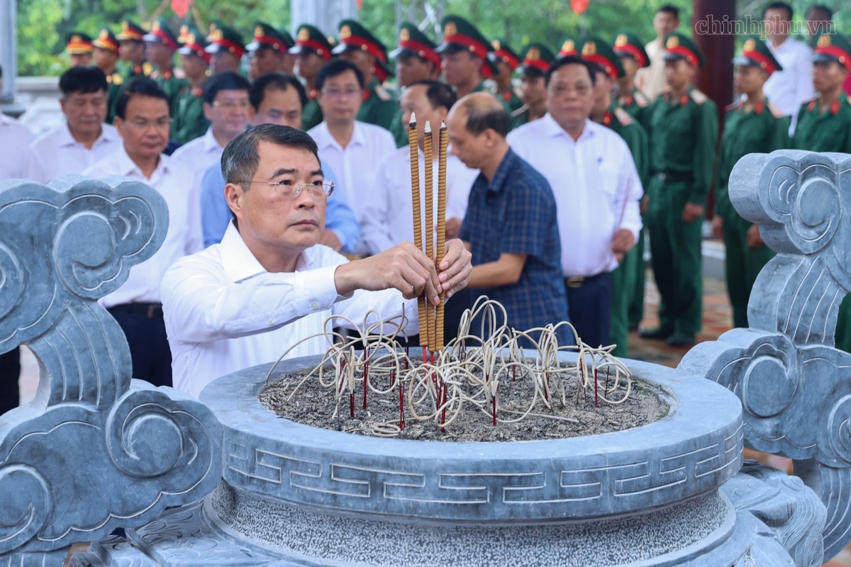 Thủ tướng Lê Minh Hưng dâng hương tại Nhà tưởng niệm Chủ tịch Hồ Chí Minh tại Di tích Đồi E2. Ảnh: VGP.