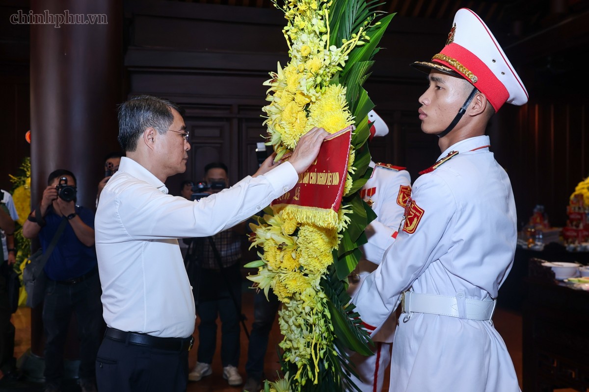 Thủ tướng Lê Minh Hưng dâng hoa tại Đền thờ Liệt sĩ Chiến trường Điện Biên Phủ - Ảnh: VGP