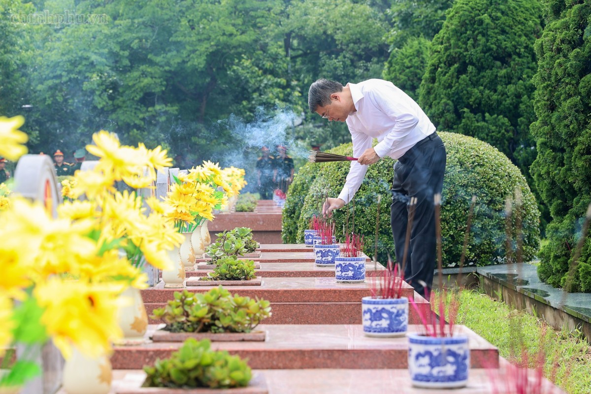 Thủ tướng Lê Minh Hưng thắp hương các phần mộ liệt sĩ tại Nghĩa trang Liệt sĩ Quốc gia A1. Ảnh: VGP.