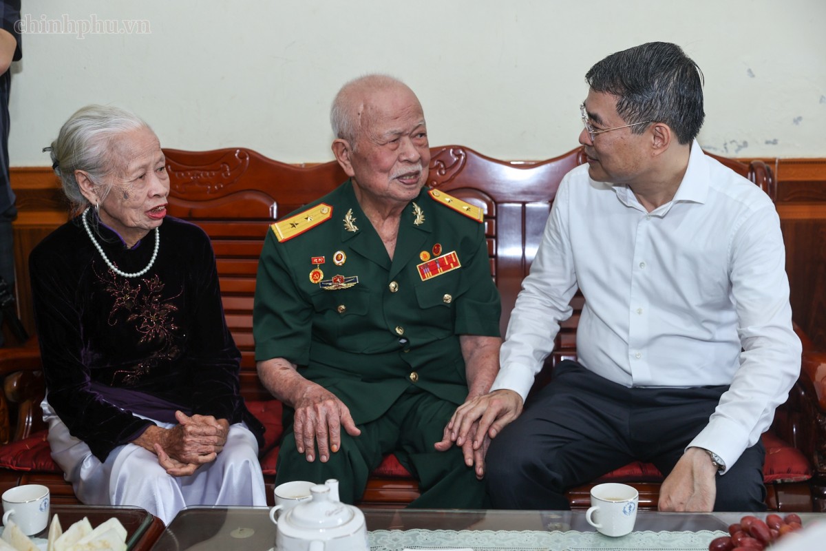 Thủ tướng Lê Minh Hưng thăm, tặng quà gia đình thương binh Phí Hương Dũng - Ảnh: VGP