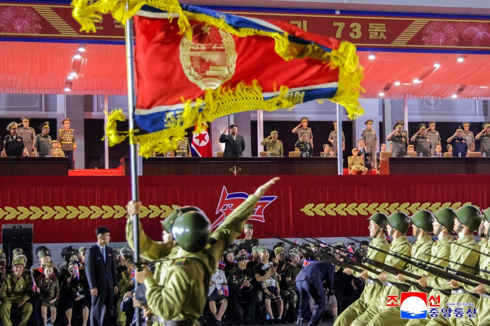 Nhà lãnh đạo Triều Tiên Kim Jong Un trên lễ đài. Ảnh: KCNA