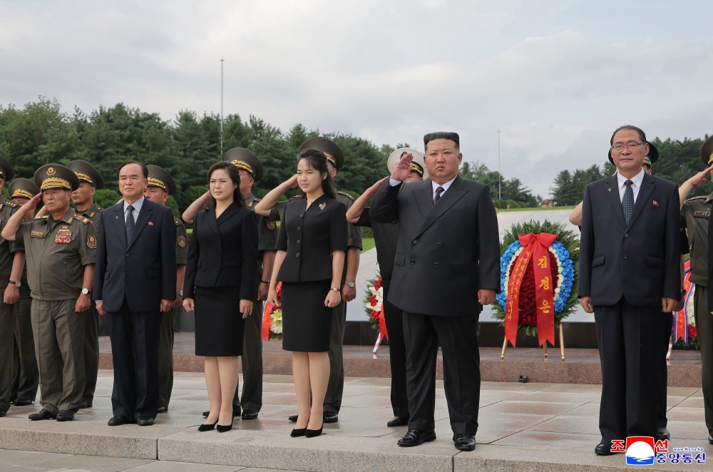 Ông Kim Jong Un cùng gia đình tới Nghĩa trang liệt sĩ Chiến tranh Giải phóng Tổ quốc hôm 26/6. Ảnh: KCNA