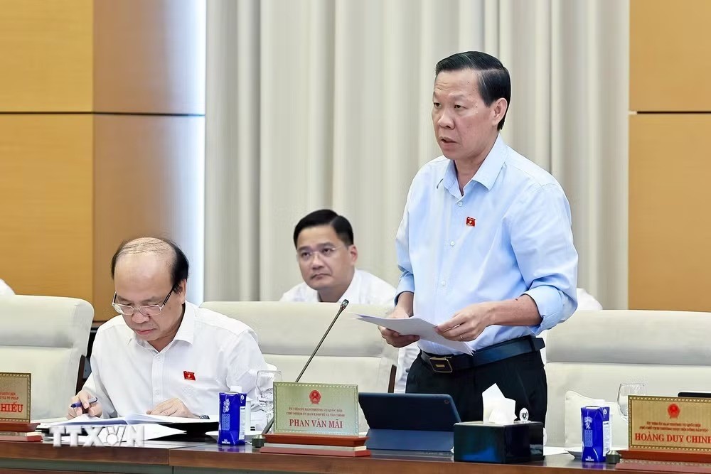 Chủ nhiệm Ủy ban Kinh tế và Tài chính của Quốc hội Phan Văn Mãi trình bày tóm tắt báo cáo thẩm tra sơ bộ, đề xuất các vấn đề cần Quốc hội tập trung thảo luận. 
