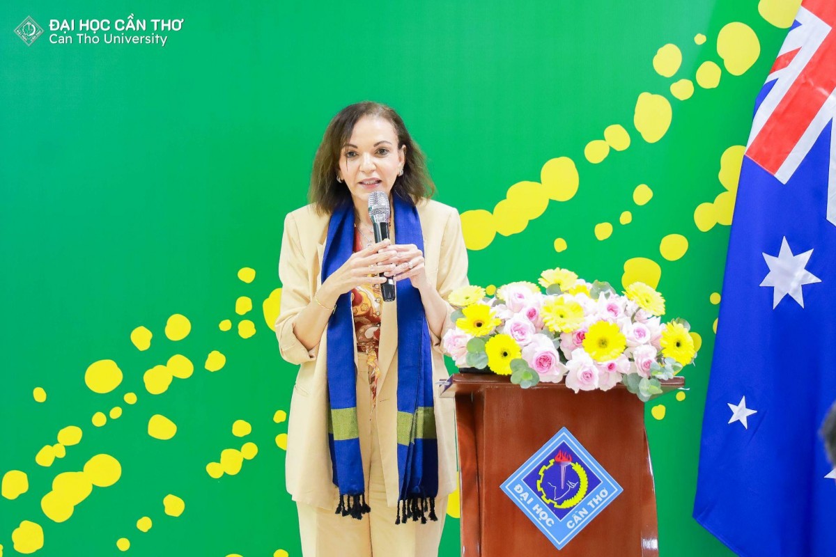 Bà Anne Aly, Bộ trưởng Phát triển quốc tế Australia phát biểu tại Lễ ra mắt Không gian Úc. Ảnh: ĐHCT