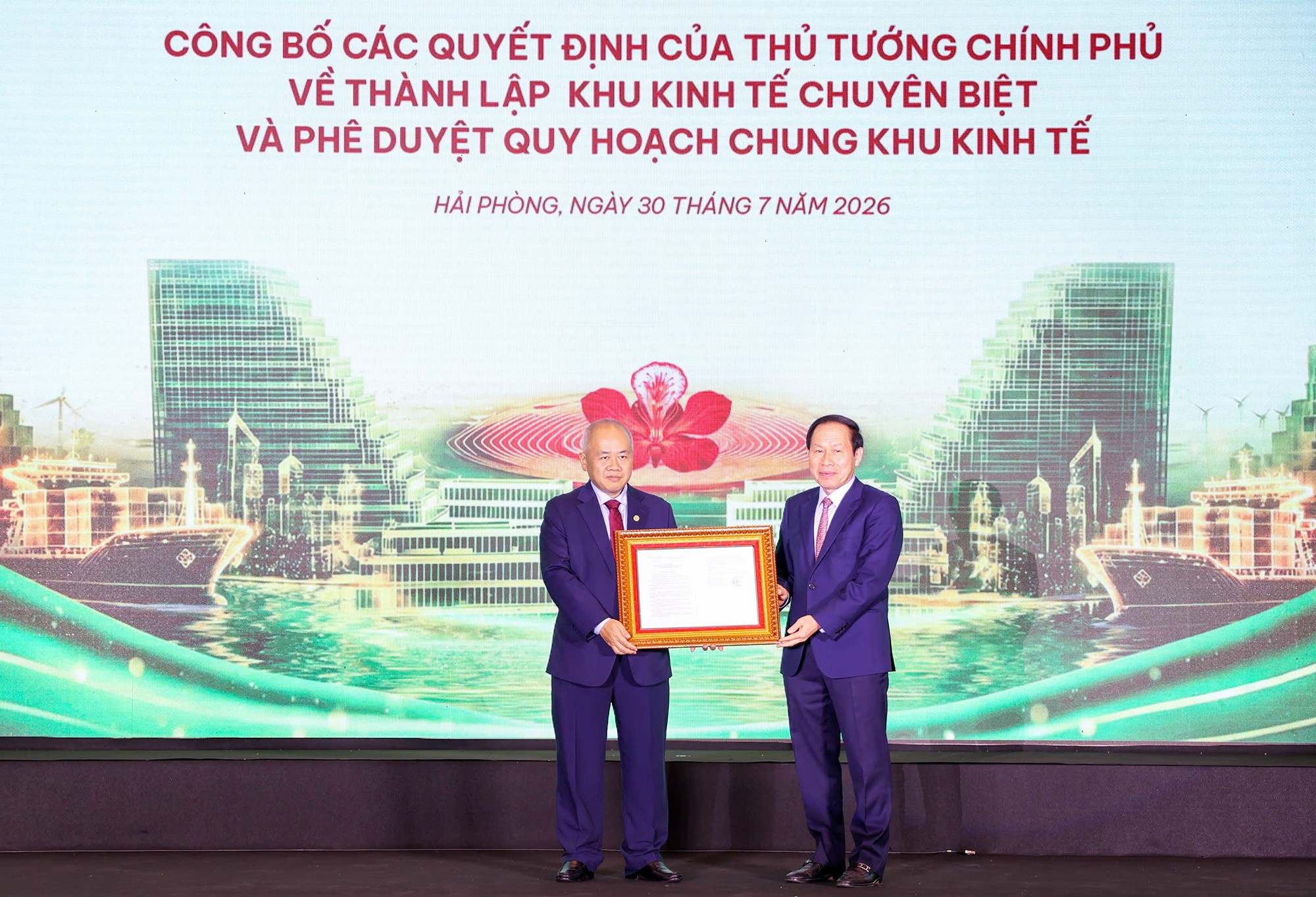 Phó Thủ tướng Chính phủ Lê Tiến Châu trao các quyết định cho thành phố Hải Phòng. Ảnh BTC.