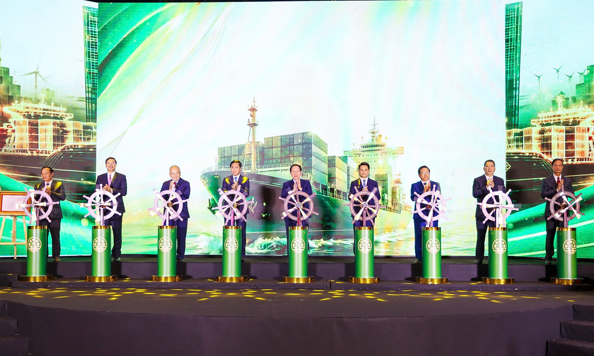 Phó Thủ tướng Chính phủ Lê Tiến Châu và các đại biểu thực hiện nghi thức khởi động Khu Thương mại tự do thành phố Hải Phòng. Ảnh BTC.