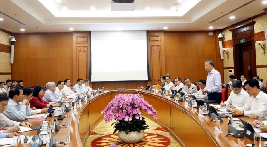Tổng Bí thư, Chủ tịch nước Tô Lâm, Trưởng Ban Chỉ đạo Trung ương về phát triển khoa học, công nghệ, đổi mới sáng tạo và chuyển đổi số (Ban Chỉ đạo) chủ trì Phiên họp của Ban Chỉ đạo về một số công việc đã thực hiện từ khi thành lập đến nay và nhiệm vụ trọng tâm tiếp tục thực hiện trong thời gian tới.