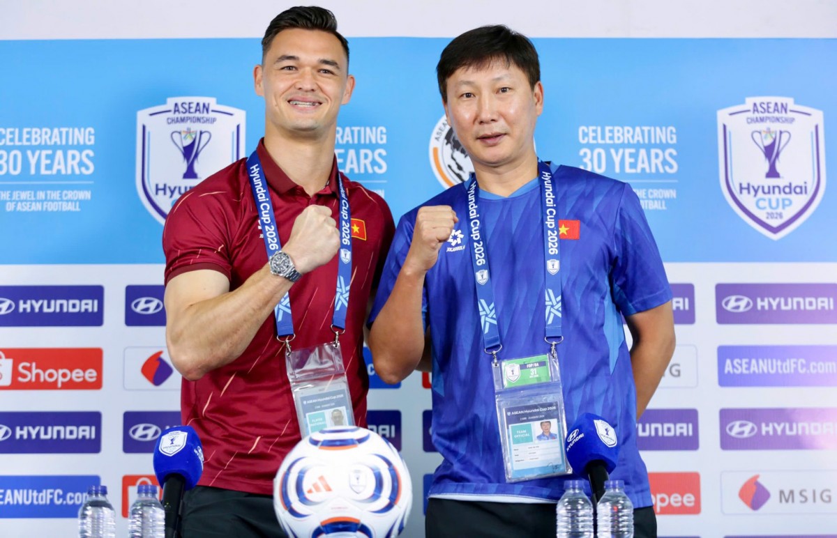 Thủ môn Lê Giang Patrik (trái) và HLV Kim Sang Sik. Ảnh: Liên đoàn Bóng đá Việt Nam