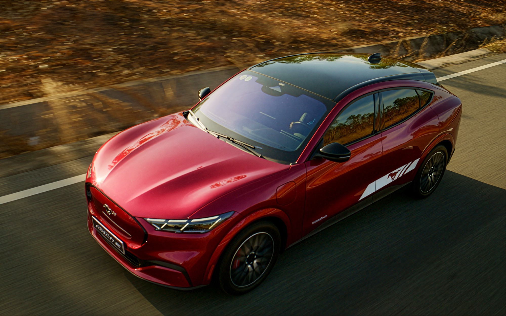 Mustang Mach-E tiếp tục được áp dụng gói đặc quyền sạc theo chương trình hiện hành của Ford, bao gồm bộ sạc tại nhà, bộ sạc cầm tay và các quyền lợi sạc công cộng theo chính sách của chương trình. Ảnh: Ford Việt Nam.